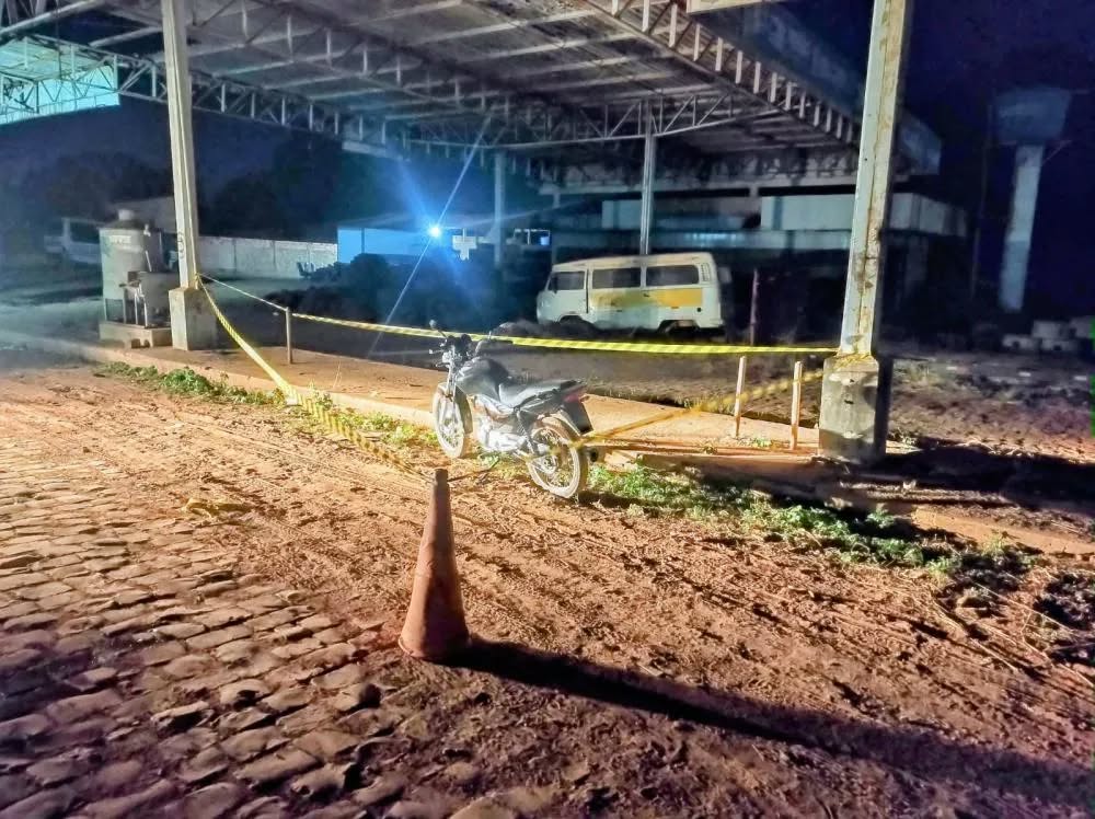 Possível moto usada para o crime, abandonada em um posto de combustível desativado