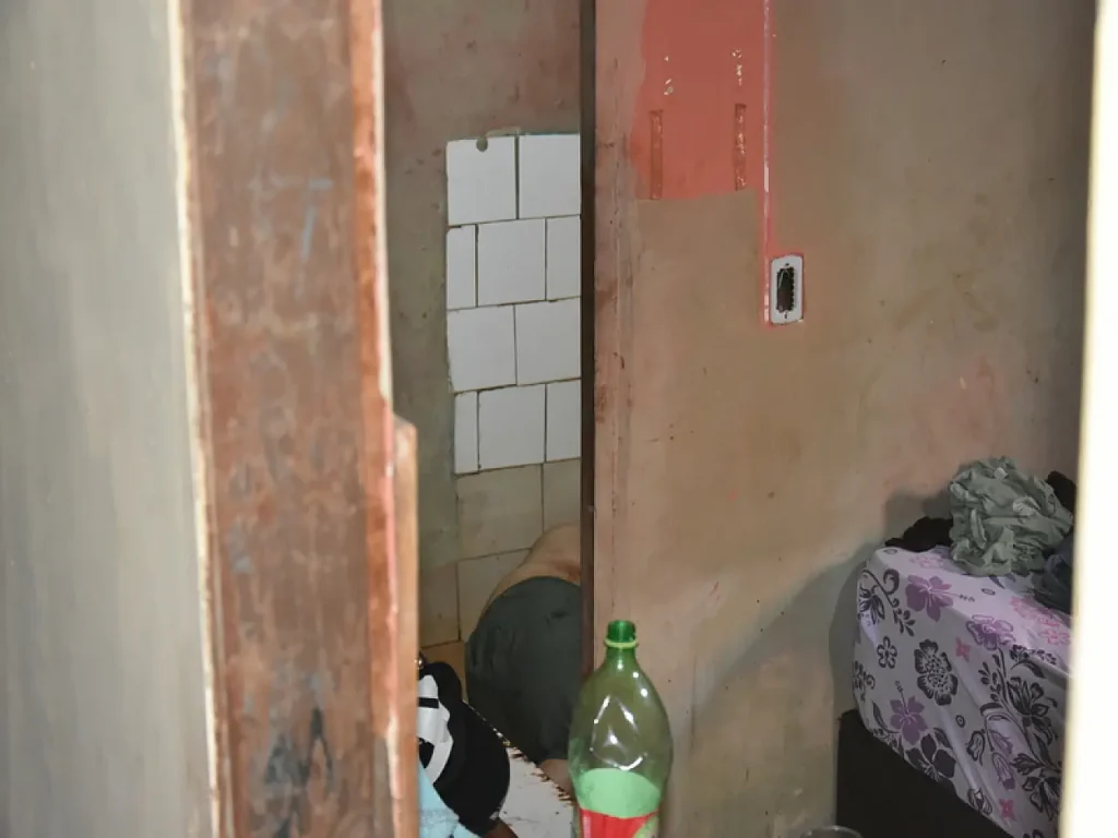 Pedro caído no banheiro de sua casa