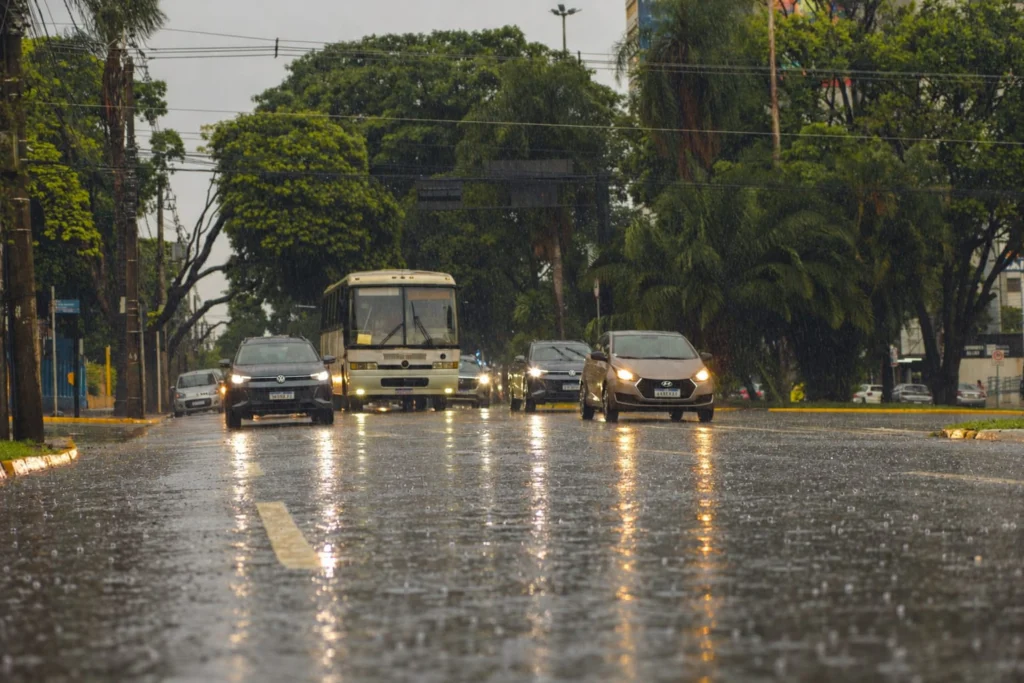 Defesa Civil emite alerta laranja para risco de tempestades