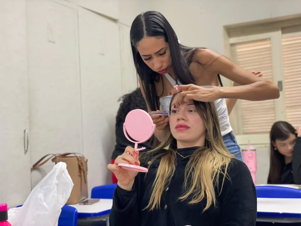Curso gratuito de Design de Sobrancelhas qualifica jovens em Campo Grande