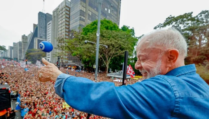 Ato pela reeleição de Lula leva milhares à Avenida Paulista