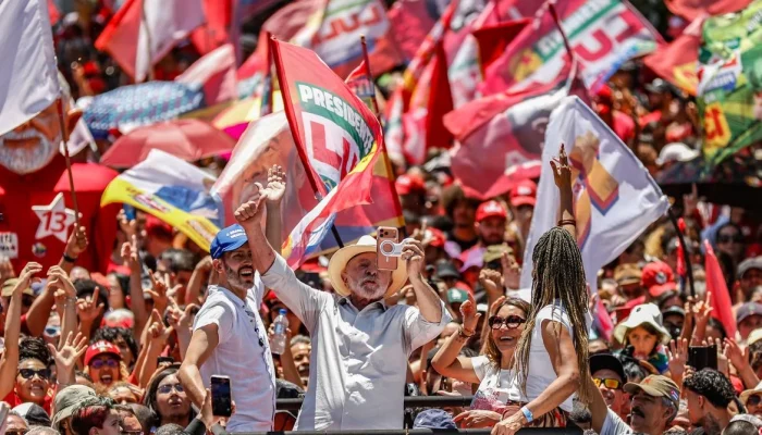 Brasil não será governado por sócios do Banco Master, diz Lula em ato