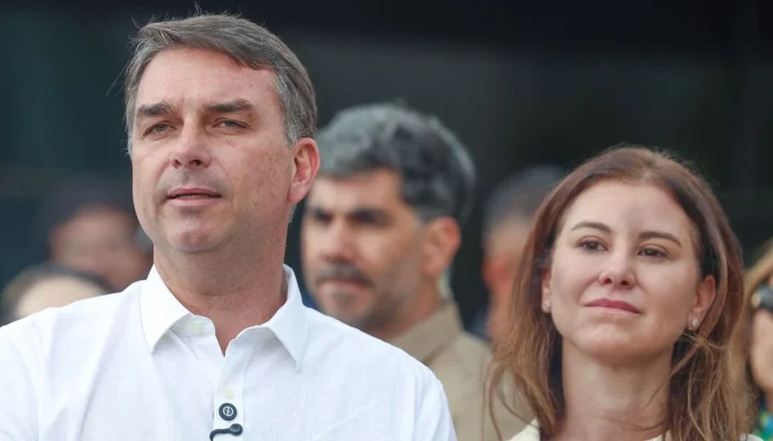 Flávio Bolsonaro participa de missa na Catedral de Brasília