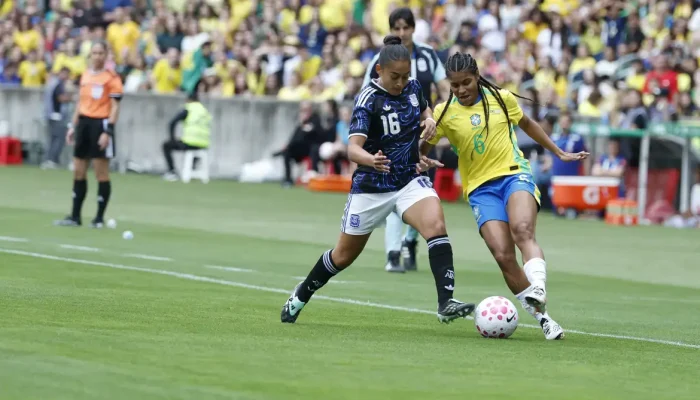 Após cortes, seleção feminina chega a Recife para encarar Argentina