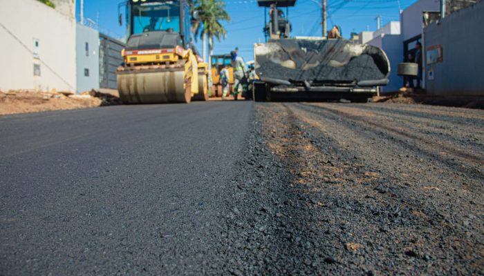 Prefeitura leva asfalto e drenagem às Vilas Nogueira e Aimoré