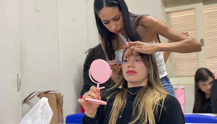 Curso gratuito de Design de Sobrancelhas qualifica jovens em Campo Grande