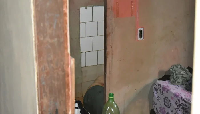Pedro caído no banheiro de sua casa